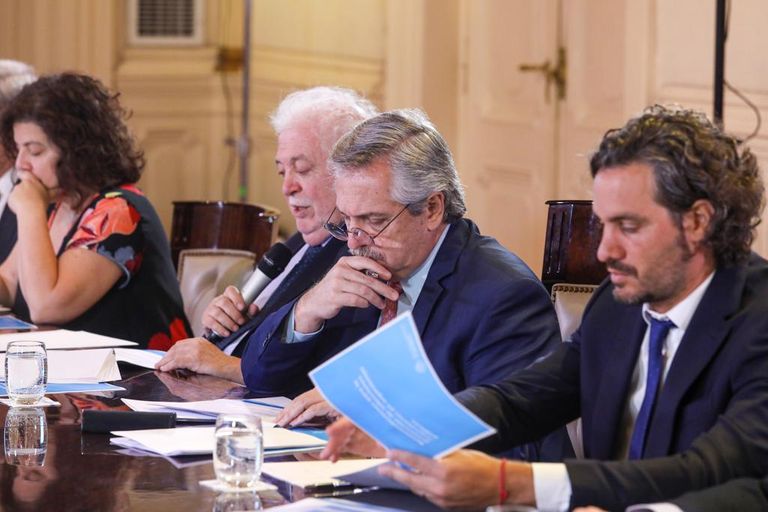 Alberto Fernández preocupado por el coronavirus. A su lado, Ginés González García y Santiago Cafiero