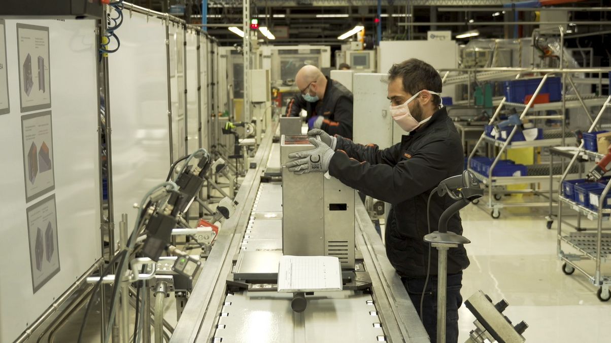 Cada respirador cuenta con más de 80 componentes electrónicos y mecánicos