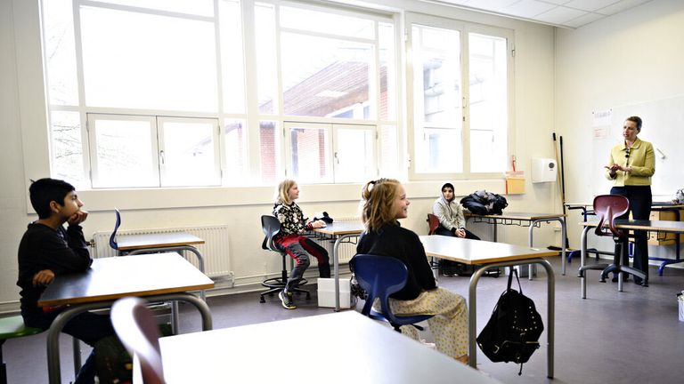 La premier danesa, Mette Fredriksen en un aula con los alumnos de regreso a clases
