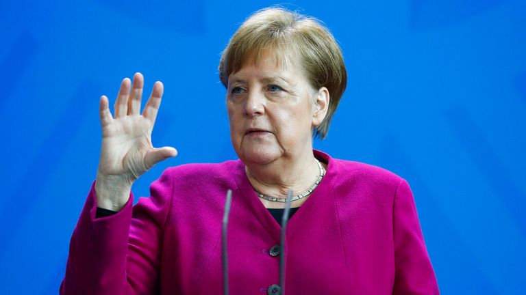 Ángela Merkel advierte que debe mantenerse el distanciamiento social