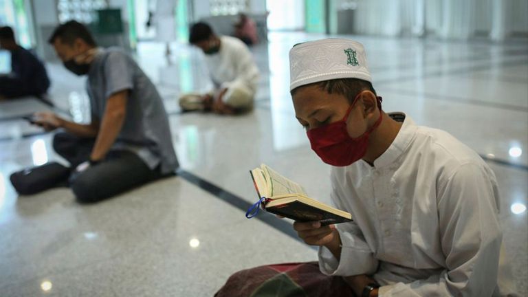 Hombres musulmanes leen el libro sagrado del Corán en una mezquita en la provincia religiosamente conservadora de Aceh, Indonesia. (Foto AP / Heri Juanda)Anjum Naveed)