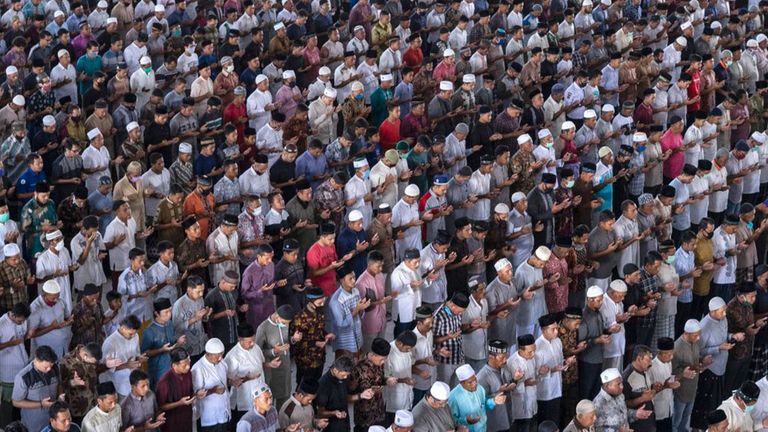 Hombres musulmanes asisten a una oración del viernes a pesar de las preocupaciones por el coronavirus, en la provincia religiosamente conservadora de Aceh, Indonesia. (Foto AP / Zik Maulana)