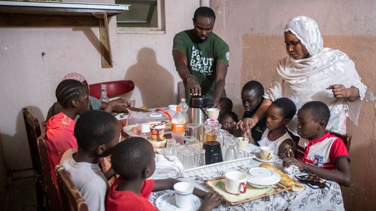 Una familia de senegalenses, rompen el ayuno el primer día del mes sagrado en Dakar. (Foto AP / Sylvain Cherkaoui)