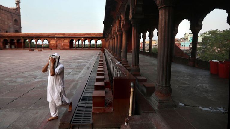 Un musulmán se limpia la cara después de realizar una ablución antes de la oración en la desierta Jama Masjid, Nueva Delhi, India (Foto AP / Manish Swarup)