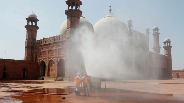 Voluntarios desinfectan la histórica Mezquita Badshahi, en Lahore, Pakistán (Foto AP / K.M. Chaudhry)