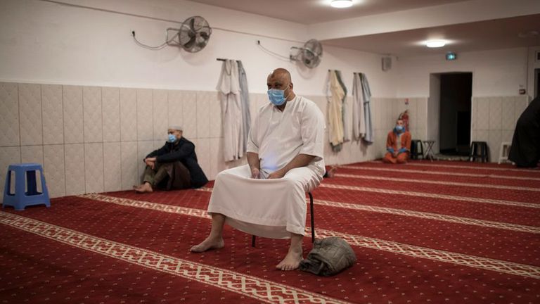 Un hombre mantiene el distanciamiento social mientras rezaba en la mezquita de Tahara en Marsella a través de una transmisión de radio en el sur de Francia. (Foto AP / Daniel Cole)