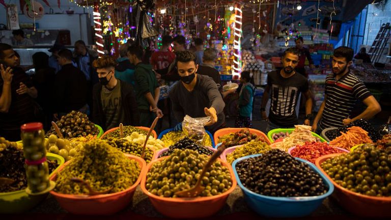 Un vendedor palestino  vende pepinillos en el mercado de Zawiya en la ciudad de Gaza (Foto AP / Khalil Hamra)