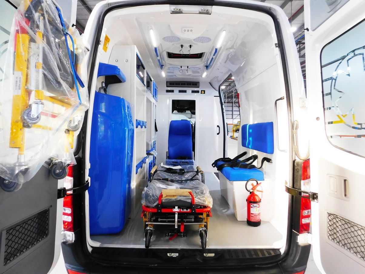 Las unidades de terapia intensiva contienen equipos médicos como cardiodesfibriladores, monitores multiparamétricos, aspirador, bombas de infusión y respirador volumétrico, para dar respuesta ante situaciones de emergencia