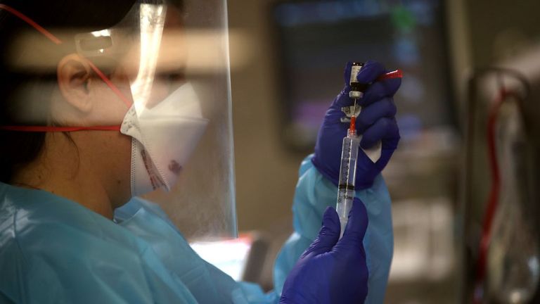 Si las pruebas son exitosas, el antiviral podría estar listo en entre septiembre y diciembre (Foto: AFP).