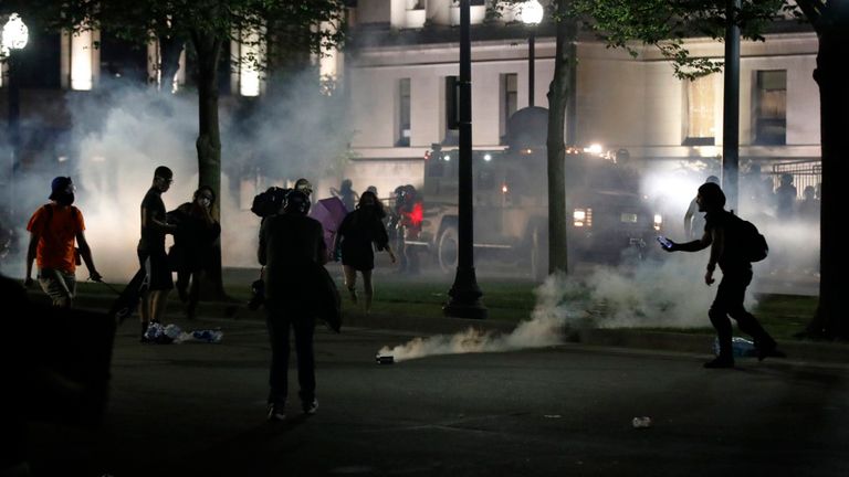 Gases lacrimógenos para dispersar a los manifestantes (Foto: AFP).