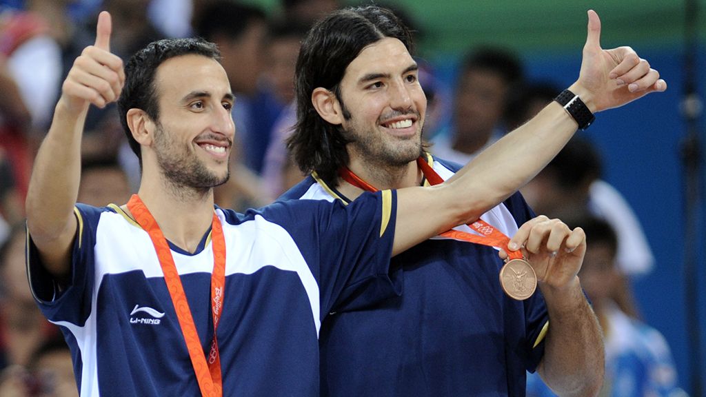 Manu y Luifa Scola mostrando la medalla de bronca lograda en Beijing 2008.
