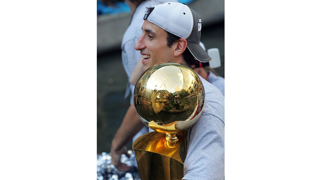 Manu tira contra Klay Thompson, integrante de Golden State.