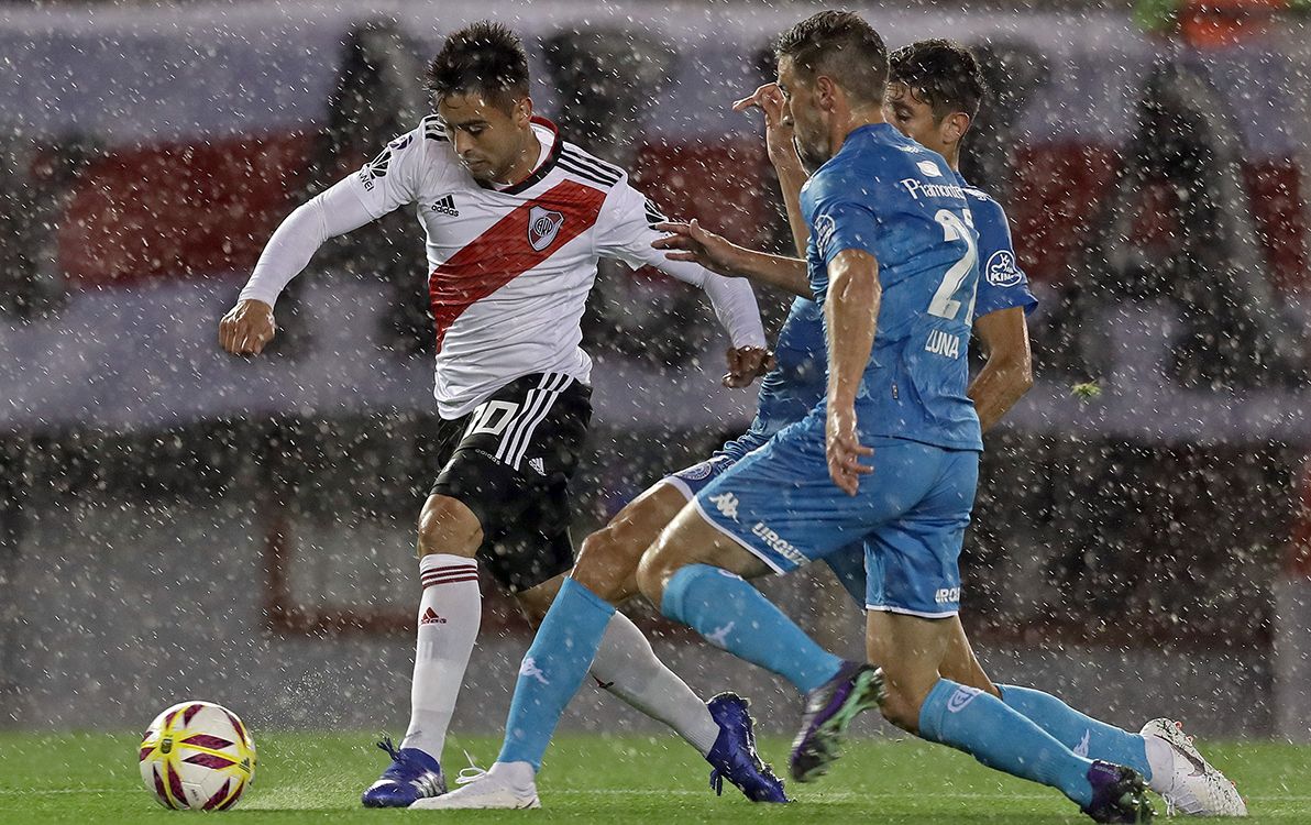 River Plates midfielder Gonzalo Martinez (L) controls the ball past Belgranos midfielder Gabriel Alanis (R) and defender Sebastian Luna (2nd-R), during their Argentina first division Superliga football match at the Monumental stadium, in Buenos Aires, on August 18, 2018. (Photo by ALEJANDRO PAGNI / AFP)