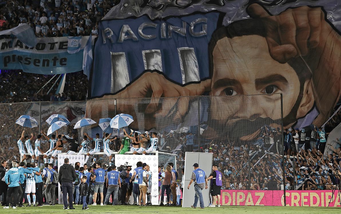 Racing Club footballers celebrate after winning the Argentina First Division Superliga football tournament at Presidente Juan Domingo Peron stadium, in Avellaneda, Buenos Aires province, on April 7, 2019. (Photo by ALEJANDRO PAGNI / AFP)