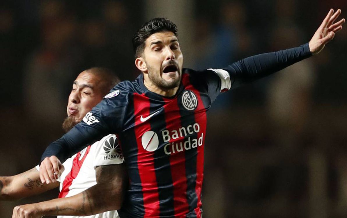 Racing Club footballers celebrate after winning the Argentina First Division Superliga football tournament at Presidente Juan Domingo Peron stadium, in Avellaneda, Buenos Aires province, on April 7, 2019. (Photo by ALEJANDRO PAGNI / AFP)