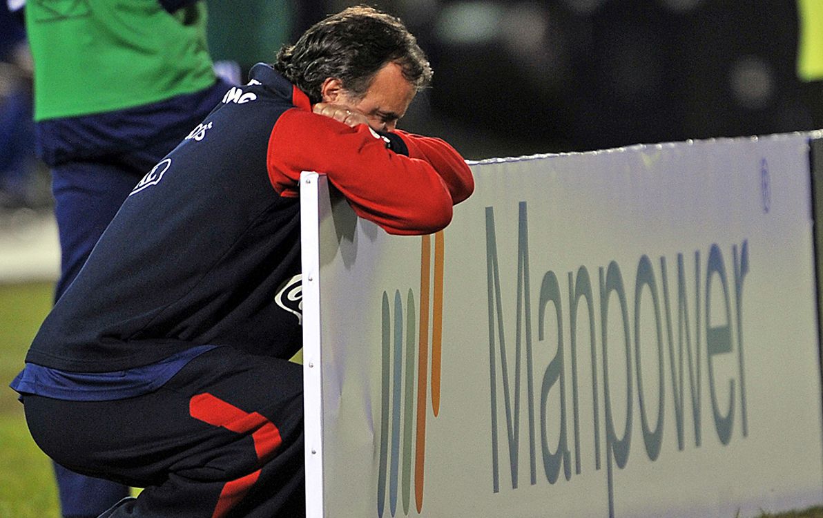 Chiles coach Marcelo Bielsa reacts during the FIFA World Cup South Africa-2010 qualifier football match against Paraguay at the Defensores del Chaco Stadium in Asuncion on June 06, 2009. AFP PHOTO / Martin BERNETTI (Photo by MARTIN BERNETTI / AFP)