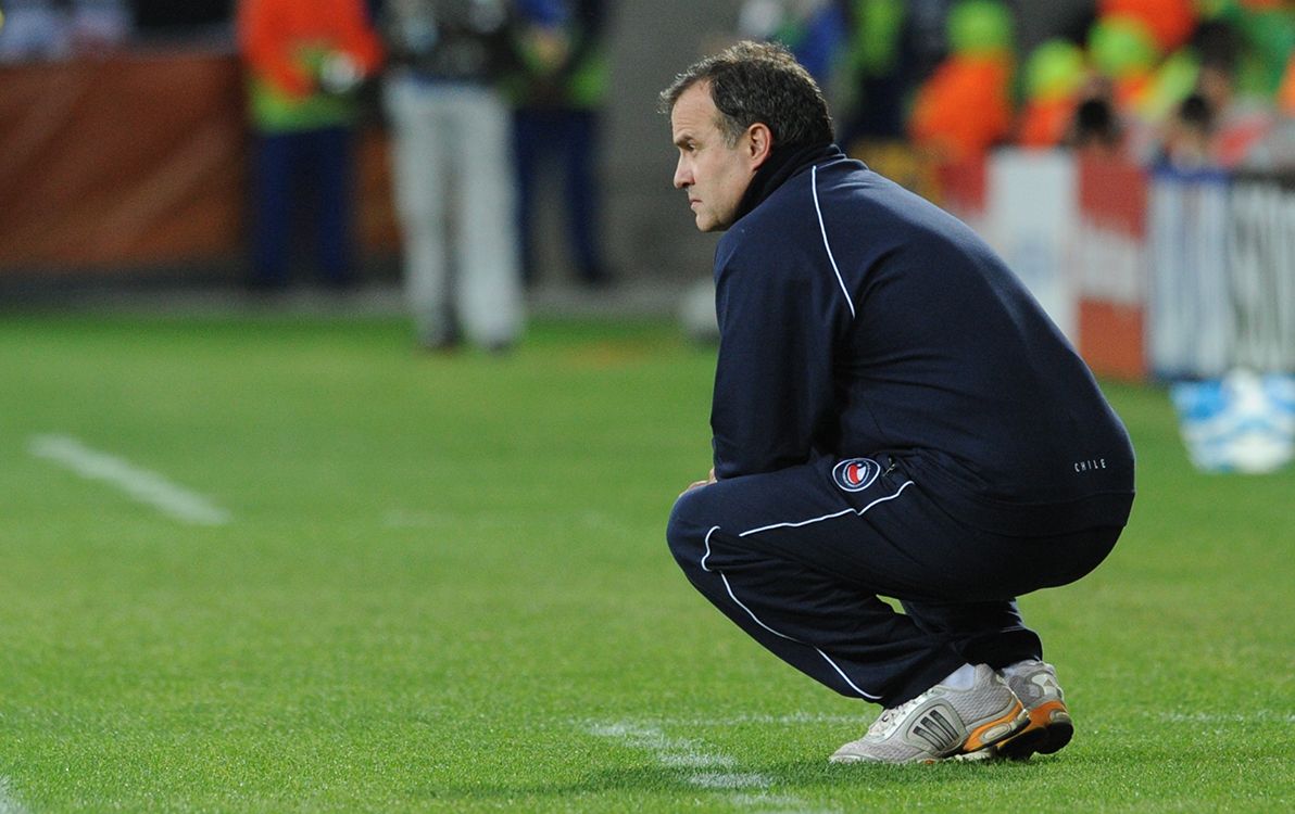 Chiles coach Marcelo Bielsa watches the Group H first round 2010 World Cup football match Chile vs. Switzerland on June 21, 2010 at Nelson Mandela Bay stadium in Port Elizabeth. NO PUSH TO MOBILE / MOBILE USE SOLELY WITHIN EDITORIAL ARTICLE  -      AFP PHOTO / TOSHIFUMI KITAMURA (Photo by TOSHIFUMI KITAMURA / AFP)