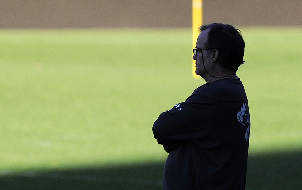 Athletic Bilbaos coach Marcelo Bielsa attends a training session on the eve of the Spanish Kings Cup final football match Athletic Bilbao vs Barcelona on May 24, 2012 at the Vicente Calderon stadium in Madrid.    AFP PHOTO/ RAFA RIVAS (Photo by RAFA RIVAS / AFP)