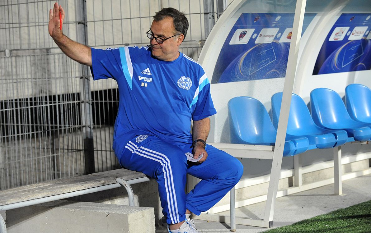 Marseille Argentine coach Marcelo Bielsa waves during the French Ligue 1 friendly football match between Marseille (OM) and Benfica Lisbonne, on July 23, 2014 at the Montpied Stadium in Clermont-Ferrand. AFP PHOTO / THIERRY ZOCCOLAN (Photo by THIERRY ZOCCOLAN / AFP)
