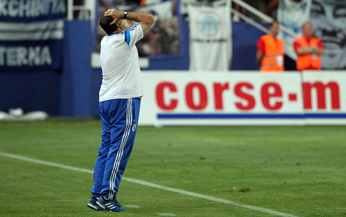 Marseilles Argentinian head coach Marcelo Bielsa reacts during the French L1 football match Bastia (SCB) against Marseille (OM) on August 9, 2014 at the Armand Cesari stadium in Bastia, French Mediterranean island of Corsica. AFP PHOTO / PASCAL POCHARD-CASABIANCA (Photo by PASCAL POCHARD-CASABIANCA / AFP)