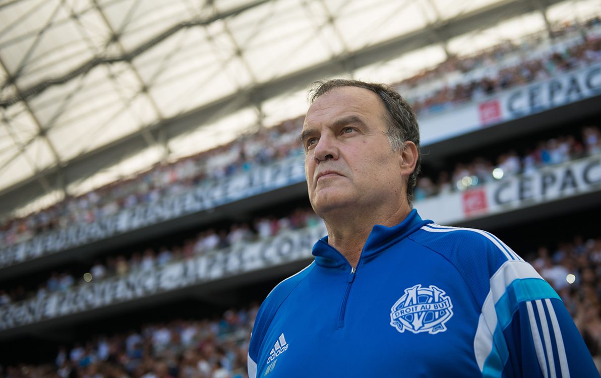 Marseilles Argentinian head coach Marcelo Bielsa stands prior to the French L1 football match Olympique de Marseille vs Montpellier on August 17, 2014 at the Velodrome stadium in Marseille, southern France. AFP PHOTO / BERTRAND LANGLOIS (Photo by BERTRAND LANGLOIS / AFP)