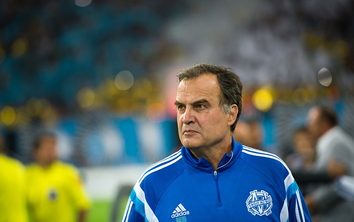 Marseilles Argentinian head coach Marcelo Bielsa stands prior to the French L1 football match Olympique de Marseille vs OGC Nice on August 29, 2014 at the Velodrome stadium in Marseille, southern France. AFP PHOTO / BERTRAND LANGLOIS (Photo by BERTRAND LANGLOIS / AFP)