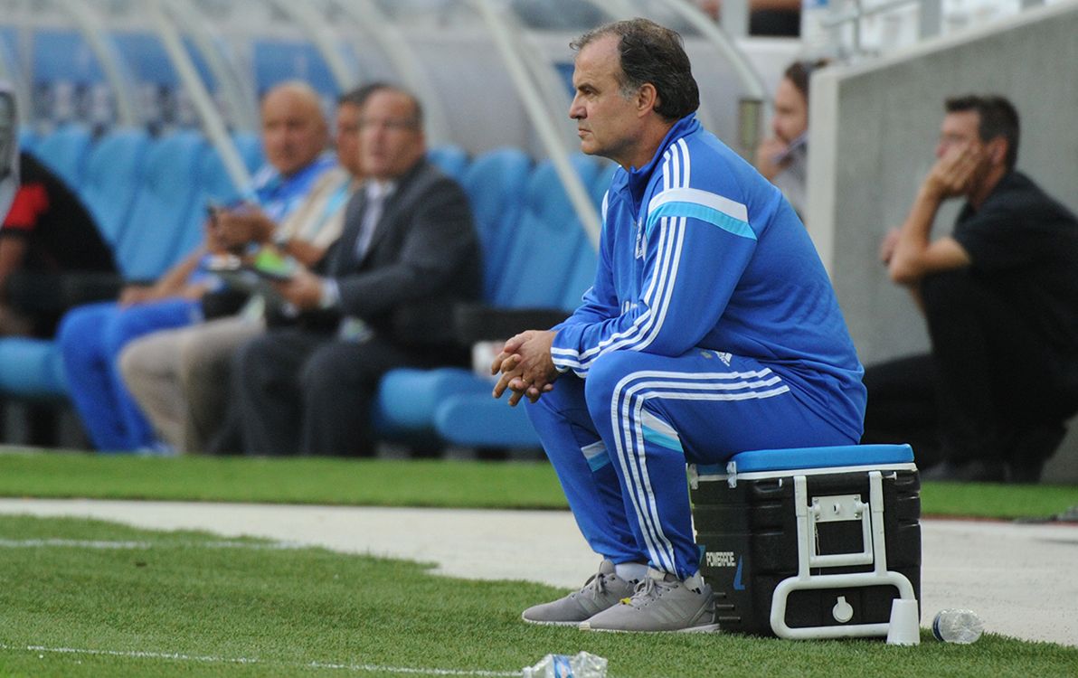 Marseilles Argentine head coach Marcelo Bielsa watches during the French L1 football match Marseille (OM) vs Rennes (SR) at the Velodrome stadium in Marseille, on September 20, 2014.    AFP PHOTO / BORIS HORVAT (Photo by BORIS HORVAT / AFP)