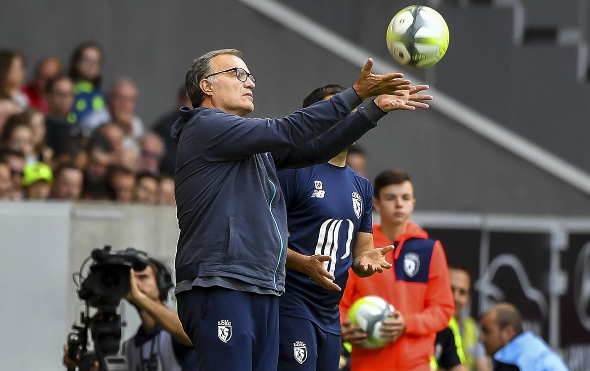 Lilles Argentinian head coach Marcelo Bielsa catches the ball during the French Ligue 1 football match between Lille and Nantes on August 6, 2017 at Pierre Mauroy Stadium, in Villeneuve dAscq, northern france. (Photo by PHILIPPE HUGUEN / AFP)