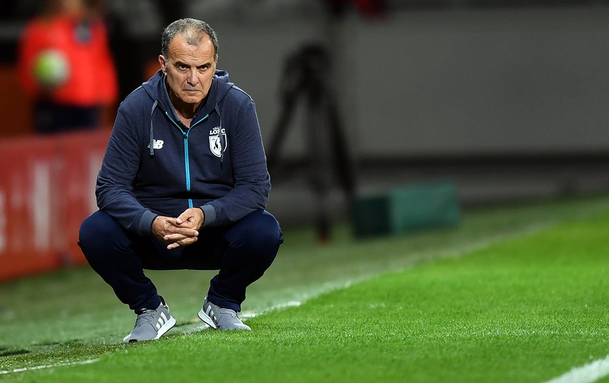 Lilles Argentinian head coach Marcelo Bielsa gesture during the French L1 football match between Lille OSC (LOSC) and Bordeaux at the Pierre-Mauroy Stadium in Villeneuve dAscq, near Lille, northern France, on September 8, 2017. (Photo by DENIS CHARLET / AFP)