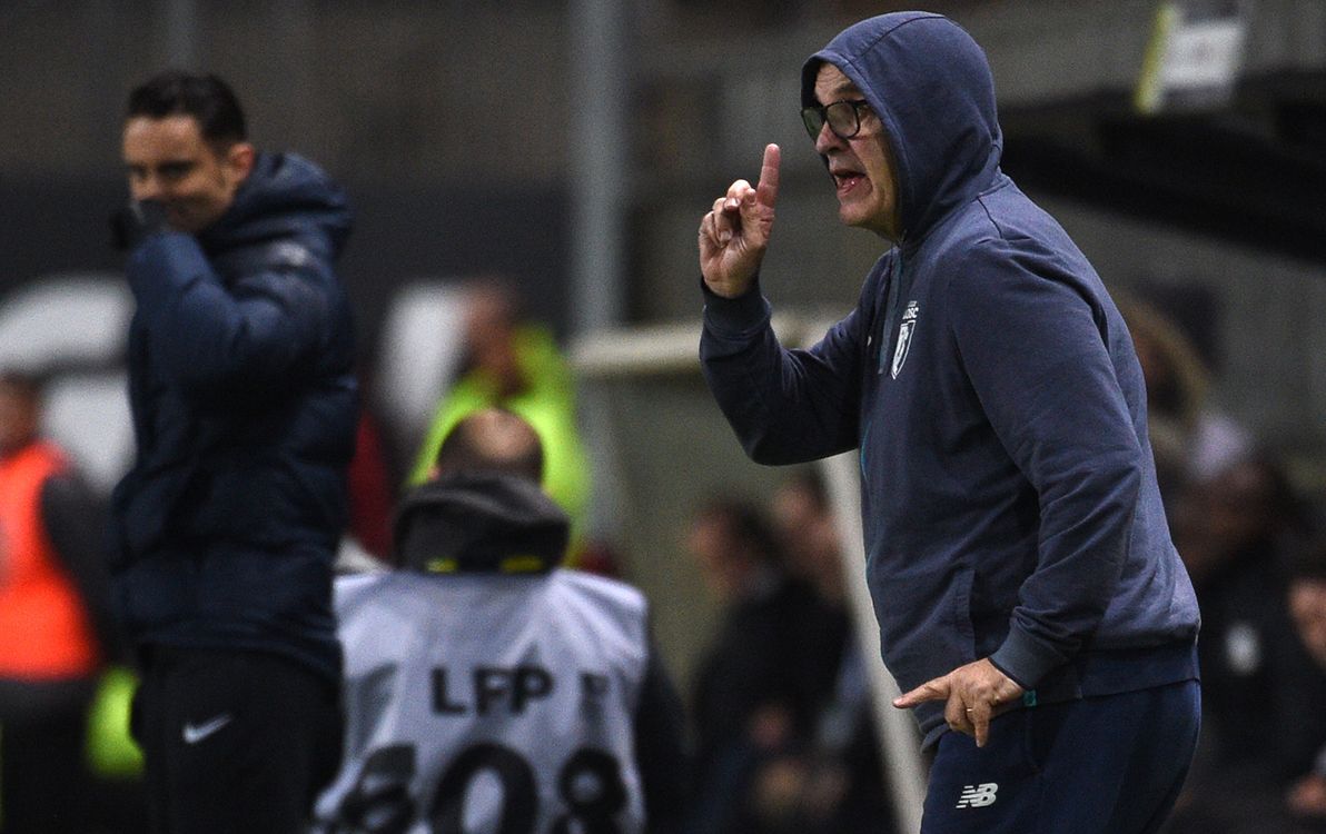 Lilles Argentinian head coach Marcelo Bielsa (R) gestures during  the French L1 football match between Amiens (ASC) and Lille (LOSC) on November 20, 2017, at the Licorne Stadium in Amiens, northern France. (Photo by FRANCOIS LO PRESTI / AFP)