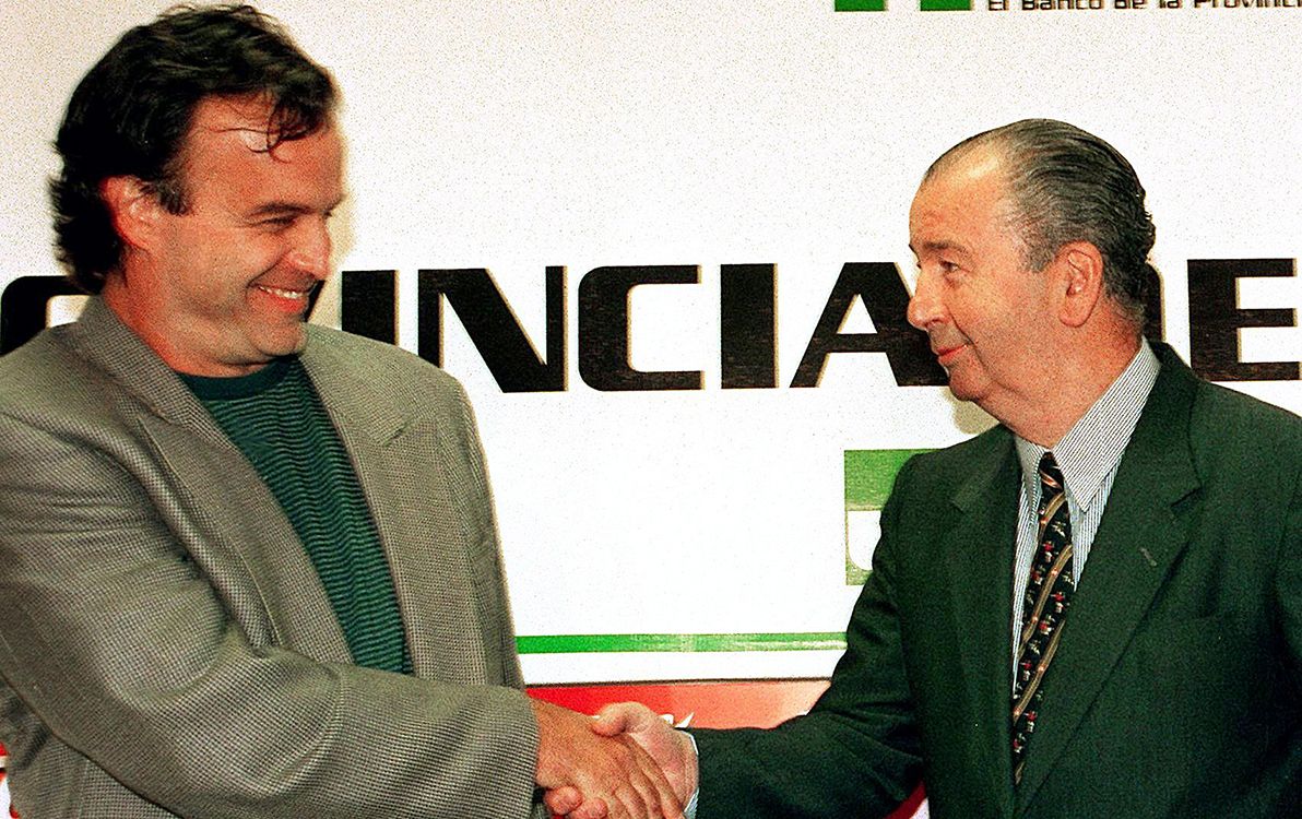 Julio Gondrona(R), president of the Argentine Soccer Association and vice-president of FIFA, shakes hands with Argentinas soccer national selections newly-named coach Marcelo Bielsa(L) 08 September during the presentation of Bielsa to the press in Buenos Aires. Bielsa, who is currently coaching the Spanish club Espanyol de Barcelona, will replace Daniel Pasarella who resigned after Argentinas defeat in the quarter-finals of the 1998 World Cup.     AFP PHOTO/Daniel GARCIA (Photo by DANIEL GARCIA / AFP)