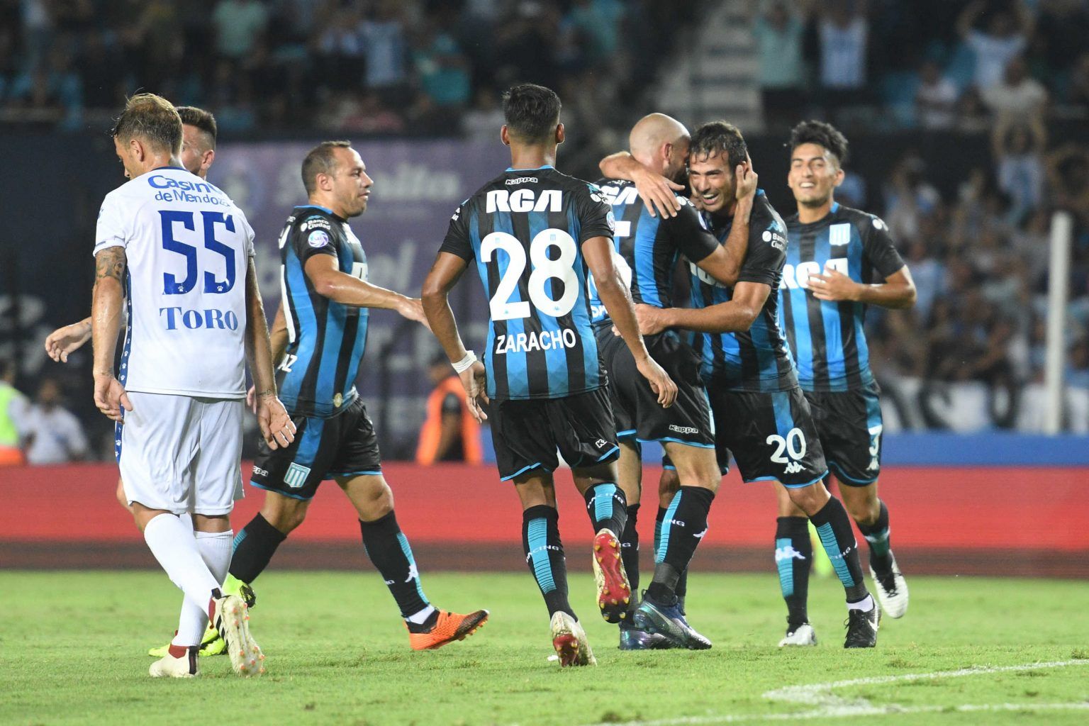 Buenos Aires: Lisandro López festeja su gol, el primero a favor de Racing, que supera a Godoy Cruz por 2 a 0, a los 34 minutos del partido que cierra la 19na fecha de la Superliga. Foto: Alfredo Luna/Télam/da 18022019 catalogadora: Mariana Torres