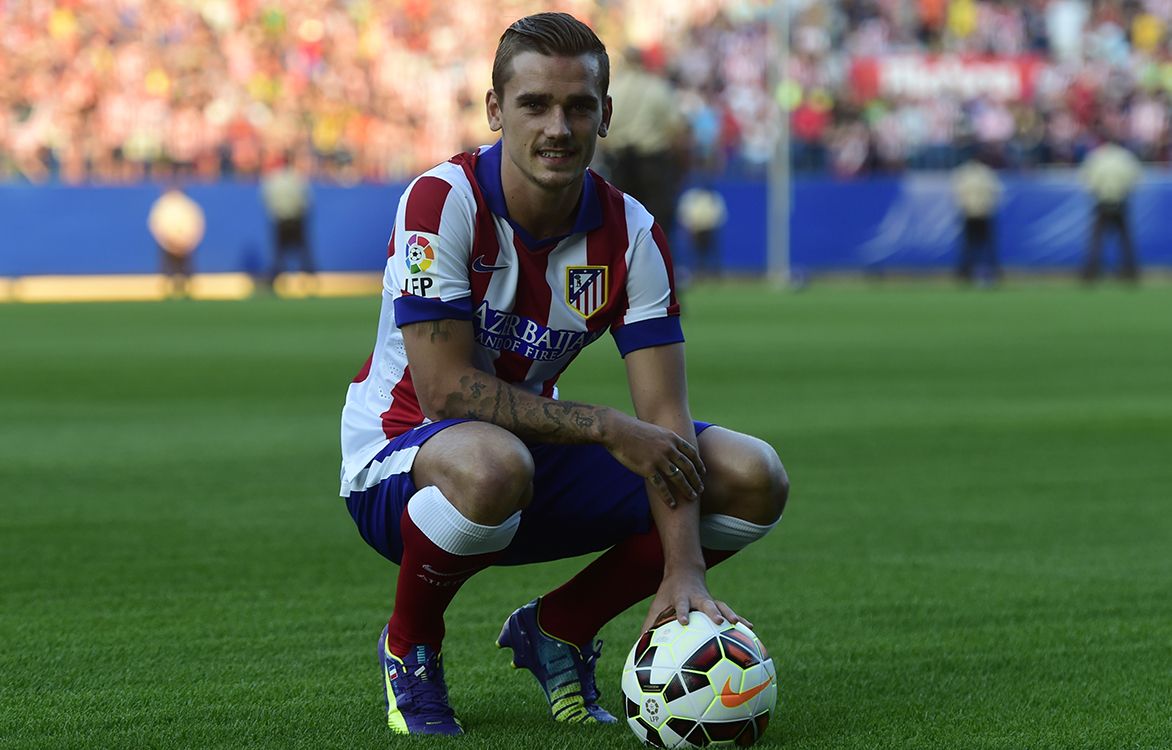 France international and new Atletico de Madrids forward Antoine Griezmann poses with the ball during his presentation at the Vicente Calderon stadium in Madrid on July 31, 2014. Griezmann, 23, had been linked with several clubs around Europe, including Premier League side Tottenham Hotspur, but Atletico, who claimed their first Spanish league title in 18 years last season, have won the race for the French winger.     AFP PHOTO/ JAVIER SORIANO (Photo by JAVIER SORIANO / AFP)