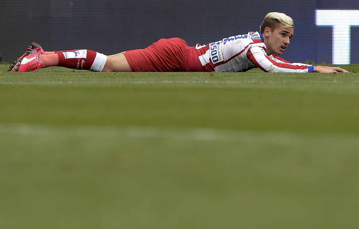 Atletico Madrids French midfielder Antoine Griezmann reacts as he lies on the pitch during the Spanish league football match RCD Espanyol vs Club Atletico de Madrid at&nbsp;the Cornella-El Prat stadium in Cornella de Llobregat on March 14, 2015.   AFP PHOTO/ JOSEP LAGO (Photo by JOSEP LAGO / AFP)