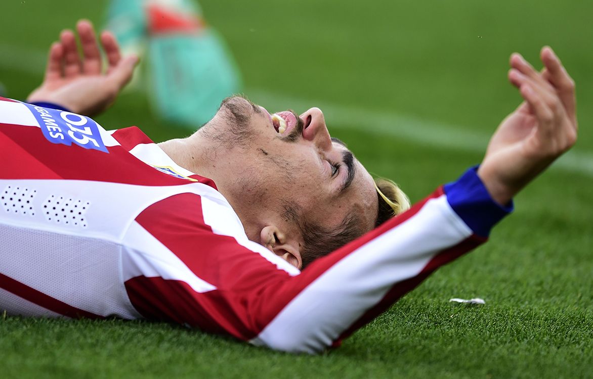 Atletico Madrids French forward Antoine Griezmann reacts during the Spanish league football match Club Atletico de Madrid vs Athletic Club Bilbao at the Vicente Calderon stadium in Madrid on May 2, 2015.  AFP PHOTO/ JAVIER SORIANO (Photo by JAVIER SORIANO / AFP)