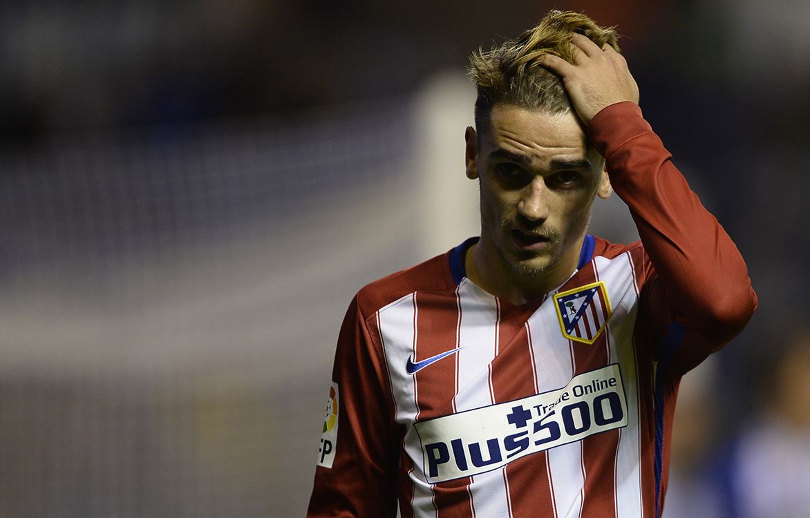 Atletico Madrids French forward Antoine Griezmann gestures during the Spanish league football match RC Deportivo La Coruna vs Club Atletico de Madrid at the Municipal de Riazor stadium in La Coruna on October 30, 2015.  The match finished with a 1-1 draw. AFP PHOTO / MIGUEL RIOPA (Photo by MIGUEL RIOPA / AFP)