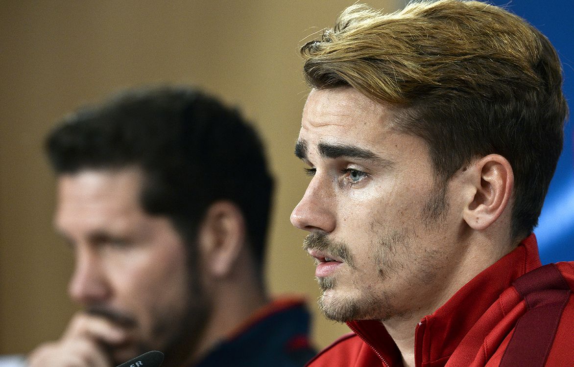 Atletico Madrids French midfielder Antoine Griezmann (R) speaks next to Atletico Madrids head coach Diego Simeone (L) during a press conference at Luz stadium in Lisbon, on December 7, 2015 on the eve of the UEFA Champions League Group C football match between SL Benfica vs Atletico de Madrid. (Photo by PATRICIA DE MELO MOREIRA / AFP)