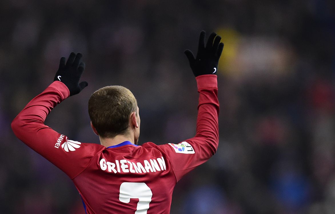 Atletico Madrids French forward Antoine Griezmann celebrates after scoring a goal during the Spanish Copa del Rey (Kings Cup) round of 16 second leg football match Club Atletico de Madrid vs CF Rayo Vallecano at Vicente Calderon stadium in Madrid on January 14, 2016. (Photo by JAVIER SORIANO / AFP)