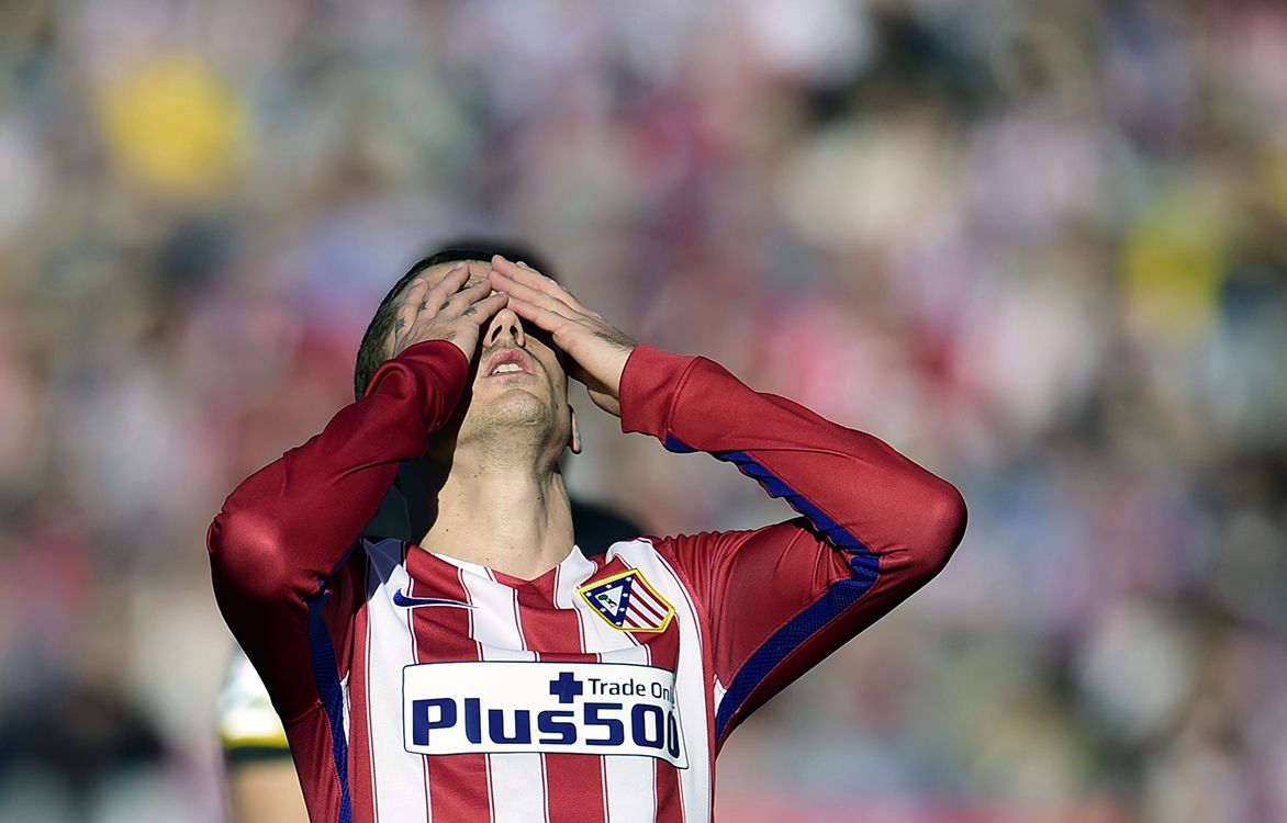 Atletico Madrids French forward Antoine Griezmann reacts after missing a goal during the Spanish league football match Club Atletico de Madrid vs Sevilla FC at the Vicente Calderon stadium in Madrid on January 24, 2016.  AFP PHOTO / JAVIER SORIANO (Photo by JAVIER SORIANO / AFP)