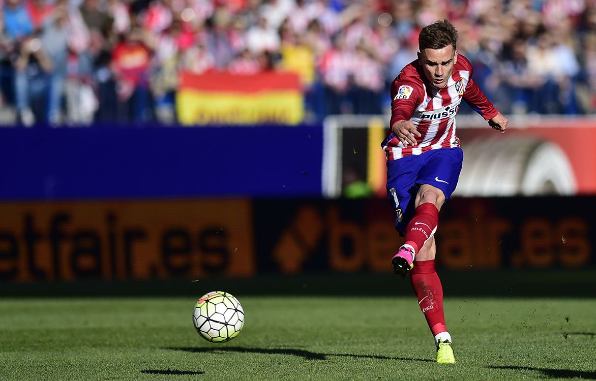 Atletico Madrids French forward Antoine Griezmann kicks the ball during the Spanish league football match Club Atletico de Madrid vs CF Rayo Vallecano at the Vicente Calderon stadium in Madrid on April 30, 2016. (Photo by PIERRE-PHILIPPE MARCOU / AFP)