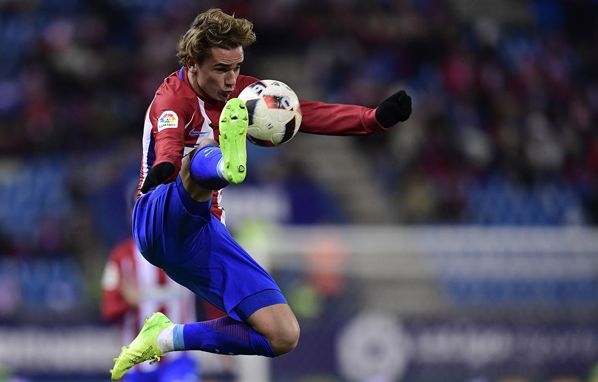 Atletico Madrids French forward Antoine Griezmann controls a ball during the Spanish Copa del Rey (Kings Cup) quarter final first leg football match Club Atletico de Madrid vs SD Eibar at the Vicente Calderon stadium in Madrid on January 19, 2017. (Photo by JAVIER SORIANO / AFP)