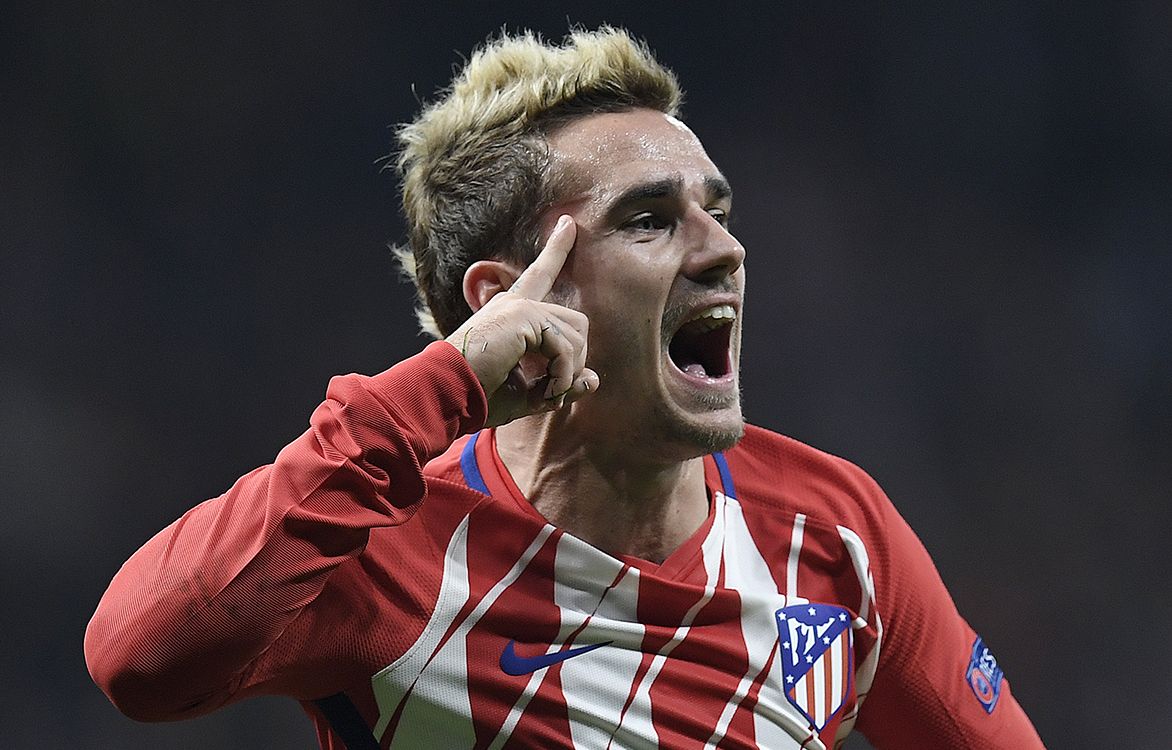 Atletico Madrids French forward Antoine Griezmann celebrates after scoring a goal during the UEFA Champions League group C football match between Atletico Madrid and AS Roma at the Wanda Metropolitan Stadium in Madrid on November 22, 2017. (Photo by GABRIEL BOUYS / AFP)