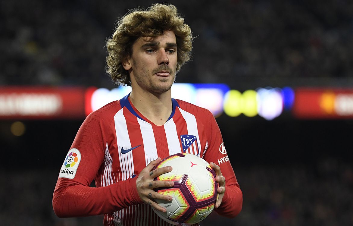 Atletico Madrids French forward Antoine Griezmann holds the ball during the Spanish league football match between FC Barcelona and Club Atletico de Madrid at the Camp Nou stadium in Barcelona on April 6, 2019. (Photo by LLUIS GENE / AFP)