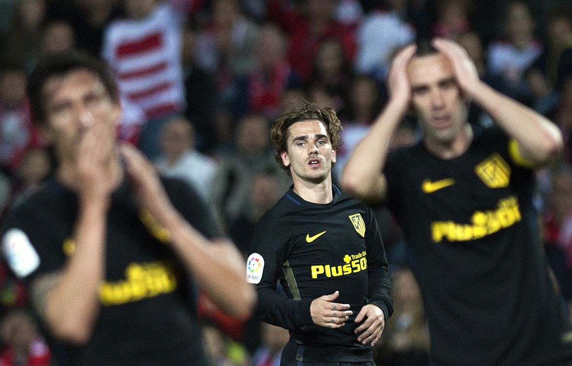 Atletico Madrids French forward Antoine Griezmann (C) looks on during the Spanish league football match Granada CF vs Club Atletico de Madrid at Nuevo Los Carmenes stadium in Granada on March 11, 2017. (Photo by JORGE GUERRERO / AFP)