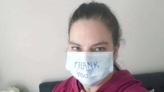 Coronavirus: no salió de su casa por tres semanas y se contagió con la bolsa de un delivery