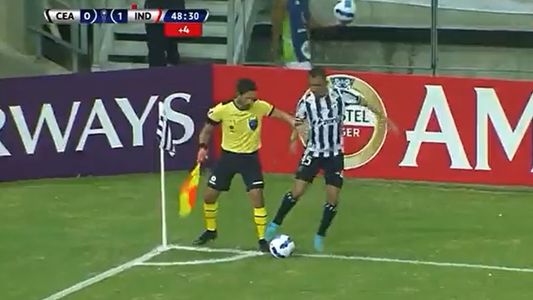 Independiente – Ceará: la insólita reacción de un juez de línea