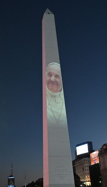 El Obelisco se ilumina en apoyo al Papa en medio de su internación por una neumonía