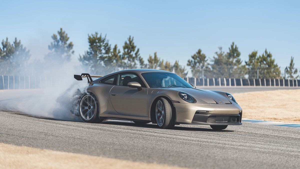 Porsche es sinónimo de una de las marcas deportivas más deseadas del mundo. Y parte de los deseos especiales tienen que ver con los colores de sus autos. No es poca cosa fabricar un 911: 1500 trabajadores interaccionan con cada automóvil durante su ensamblaje que dura dos días. Comienza con una carcasa y termina con el auto rodando por la línea de montaje. Ahora