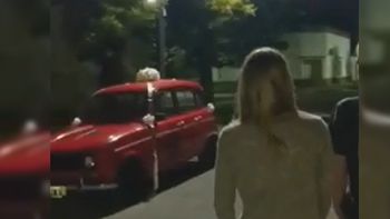 Le regalaron un Renault 4L inmaculado y lo chocó a los 10 segundos
