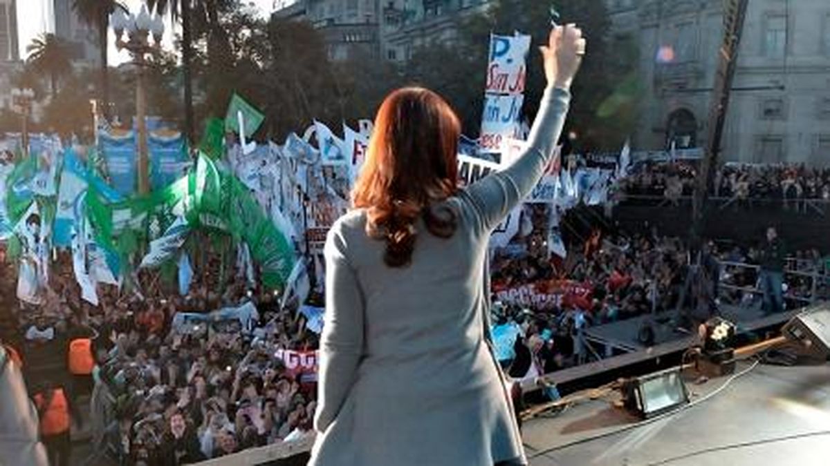 Cristina Fernández de Kirchner recordará a Néstor Kirchner a 20 años que asumió como presidente con el 22 % de los votos en 2003. Expectativas por anuncios de cara a las elecciones presidenciales 2023. Foto: Archivo.
